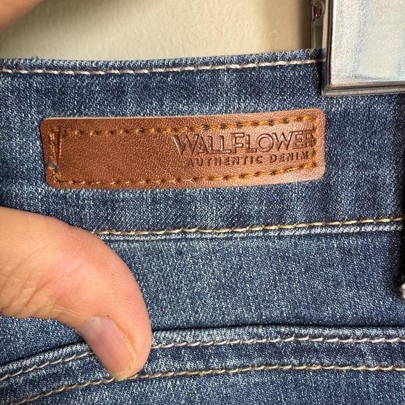 Wallflower Women's Distressed Denim Faded Stretchy Jeans Blue Size 7 Casual - Picture 7 of 16